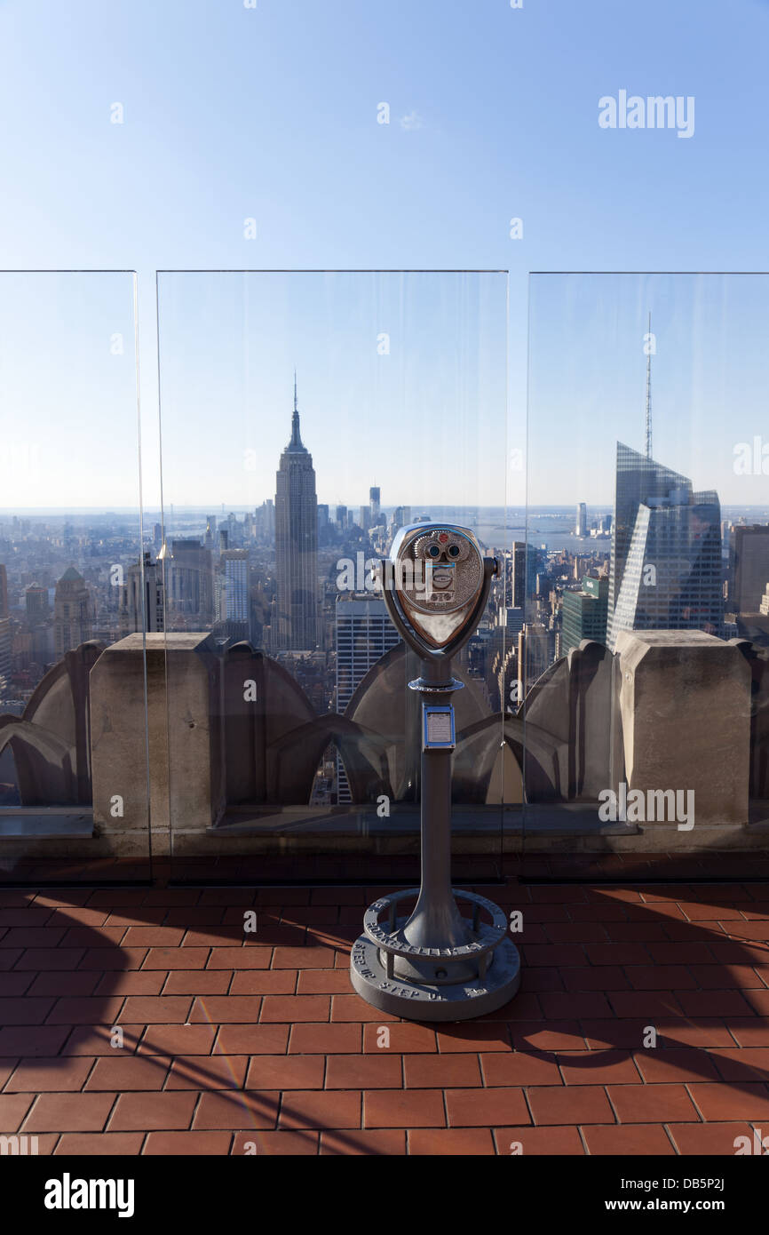 Telescopio vista sul ponte di osservazione del Rockefeller Center con la città di New York skyline di Manhattan panorama Foto Stock