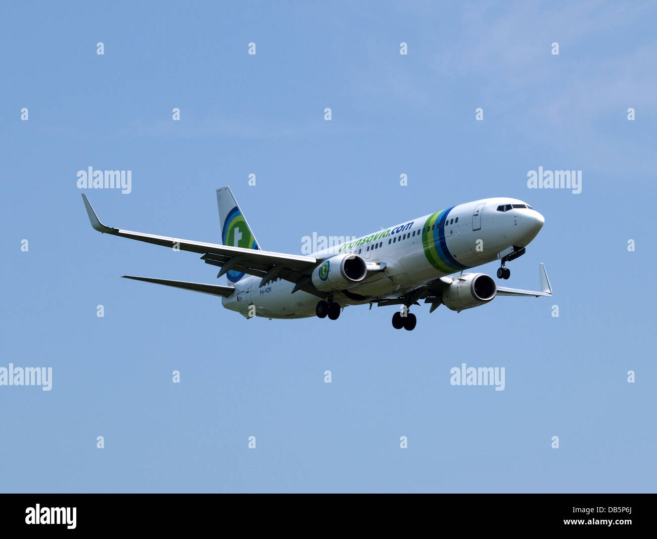 PH-HZN è un Boeing 737-8K2(WL) operato da Transavia, una compagnia aerea olandese a basso costo. Questo aeromobile è progettato per voli di breve e medio raggio e dispone di servizi moderni per il comfort dei passeggeri, che servono destinazioni europee. Foto Stock