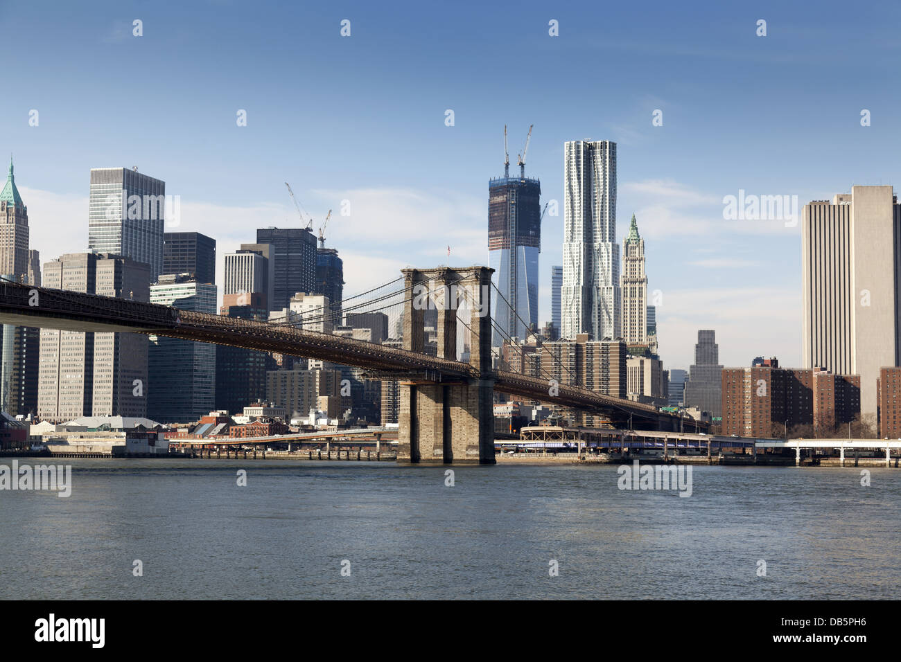 New York City Ponte di Brooklyn a Manhattan closeup con grattacieli e dello skyline della città oltre l'East River Foto Stock