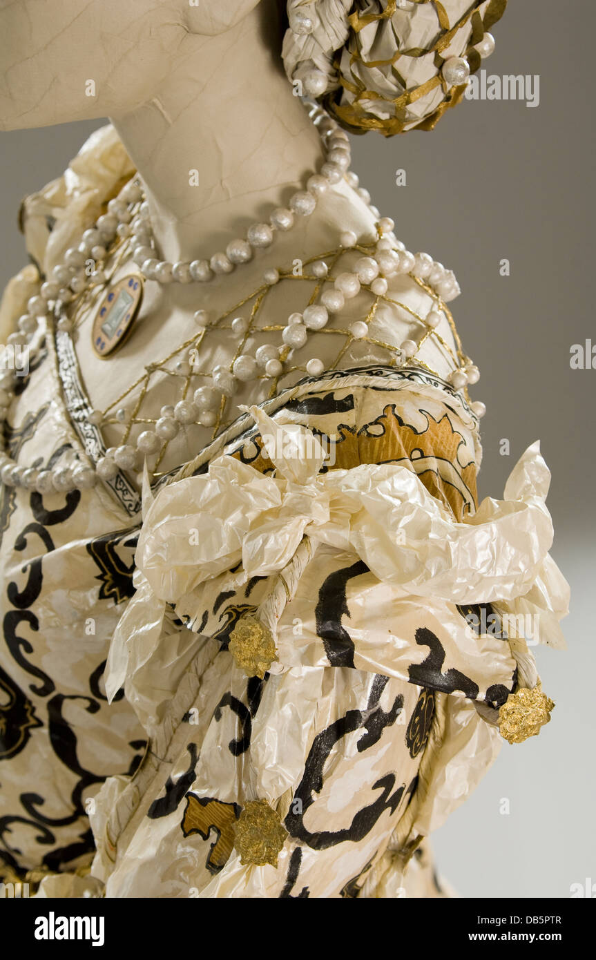 Dettaglio della spalla e gioielli di manichino in abito di carta costume Foto Stock