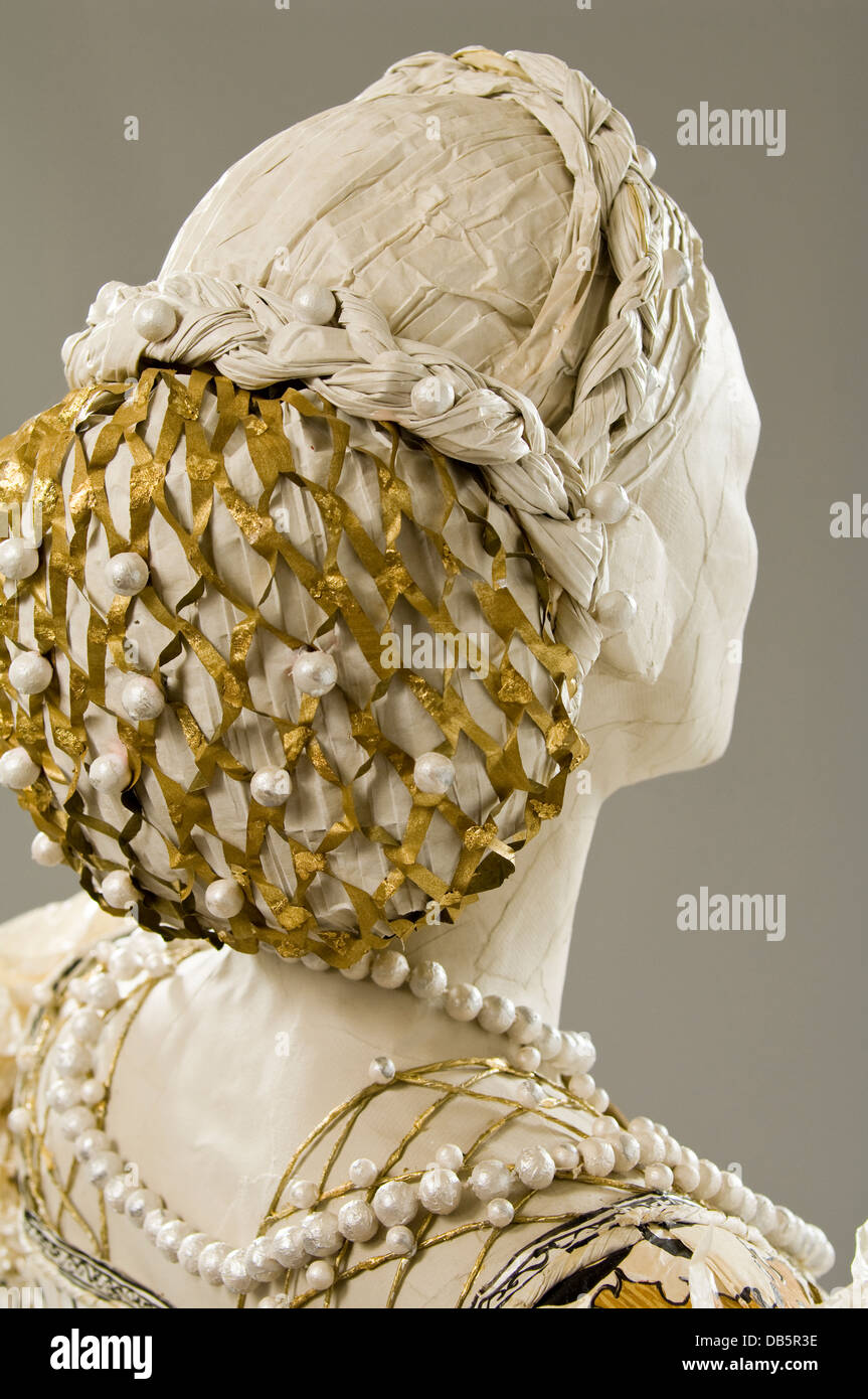 Acconciatura di manichino in abito di carta costume Foto Stock