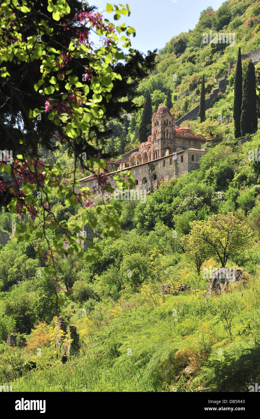 L antico monastero Pantanassa parte bizantina collina fortificata città di Mistra o Mistras sulle pendici del Monte Taigetos, Peloponneso e Grecia. Foto Stock