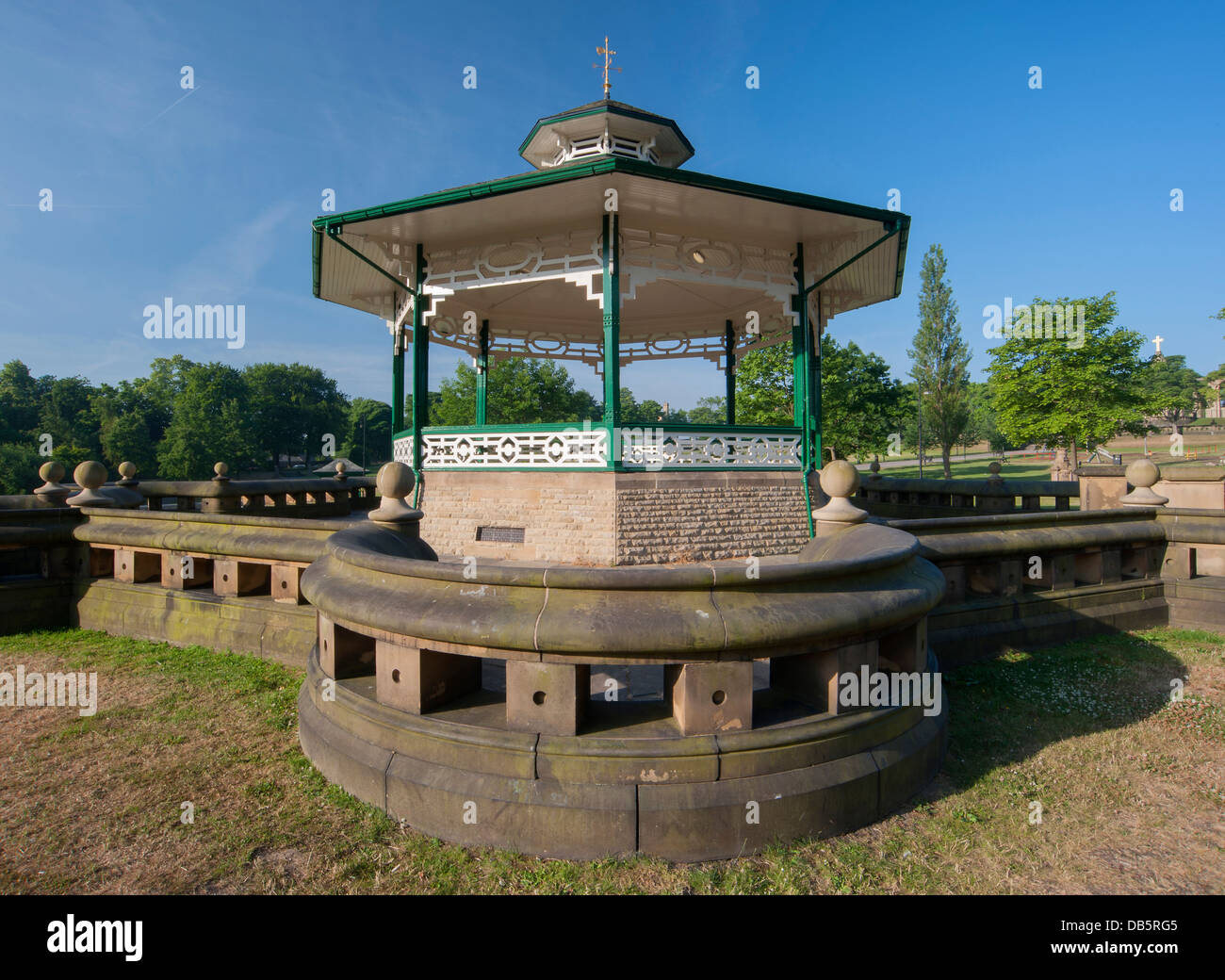 Dettaglio della pietra arenaria parete curva che circonda il bandstand a Greenhead park, Huddersfield Foto Stock