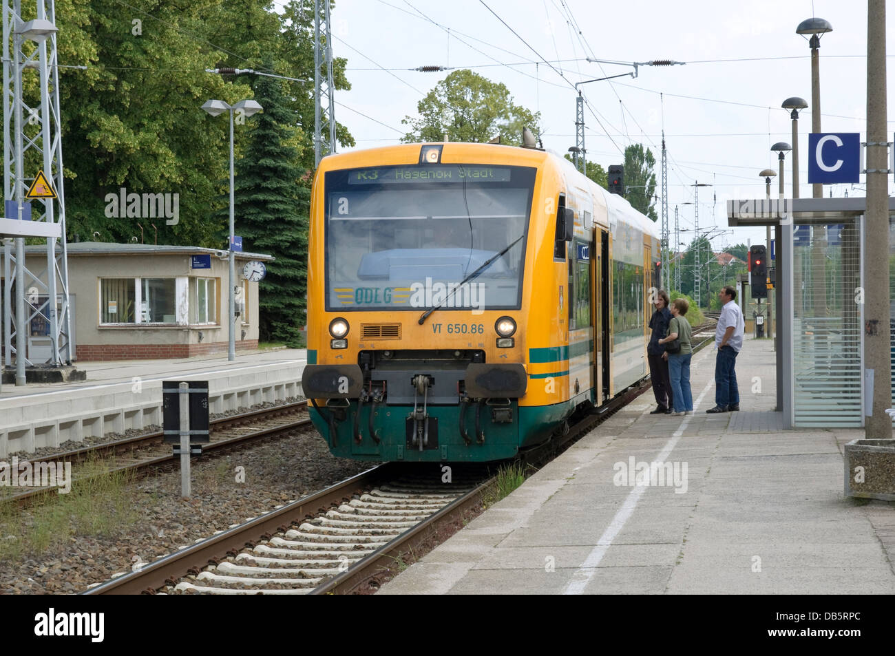 Stadler Regio-Shuttle RS1 a Waren (Müritz) stazione mentre sul servizio locale per Hagenau, Germania. Foto Stock