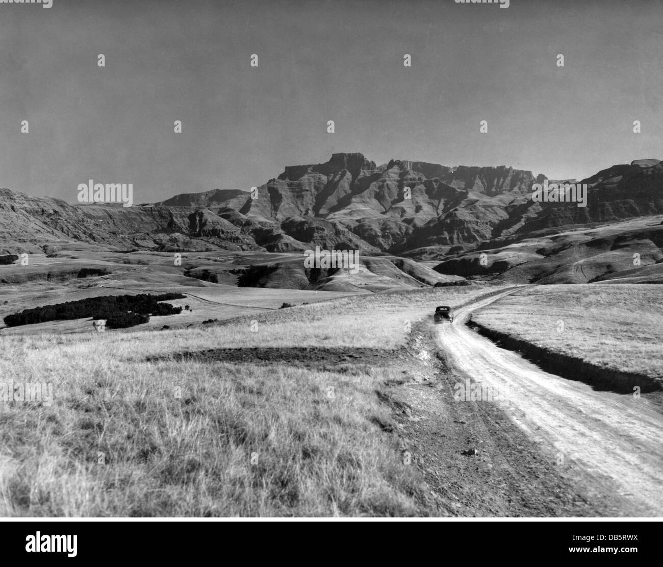 Geografia / viaggio, Sudafrica, paesaggio / paesaggi, vista della catena montuosa di Drakensberg con una strada secondaria in primo piano, KwaZulu-Natal, circa anni '50, diritti aggiuntivi-clearences-non disponibile Foto Stock