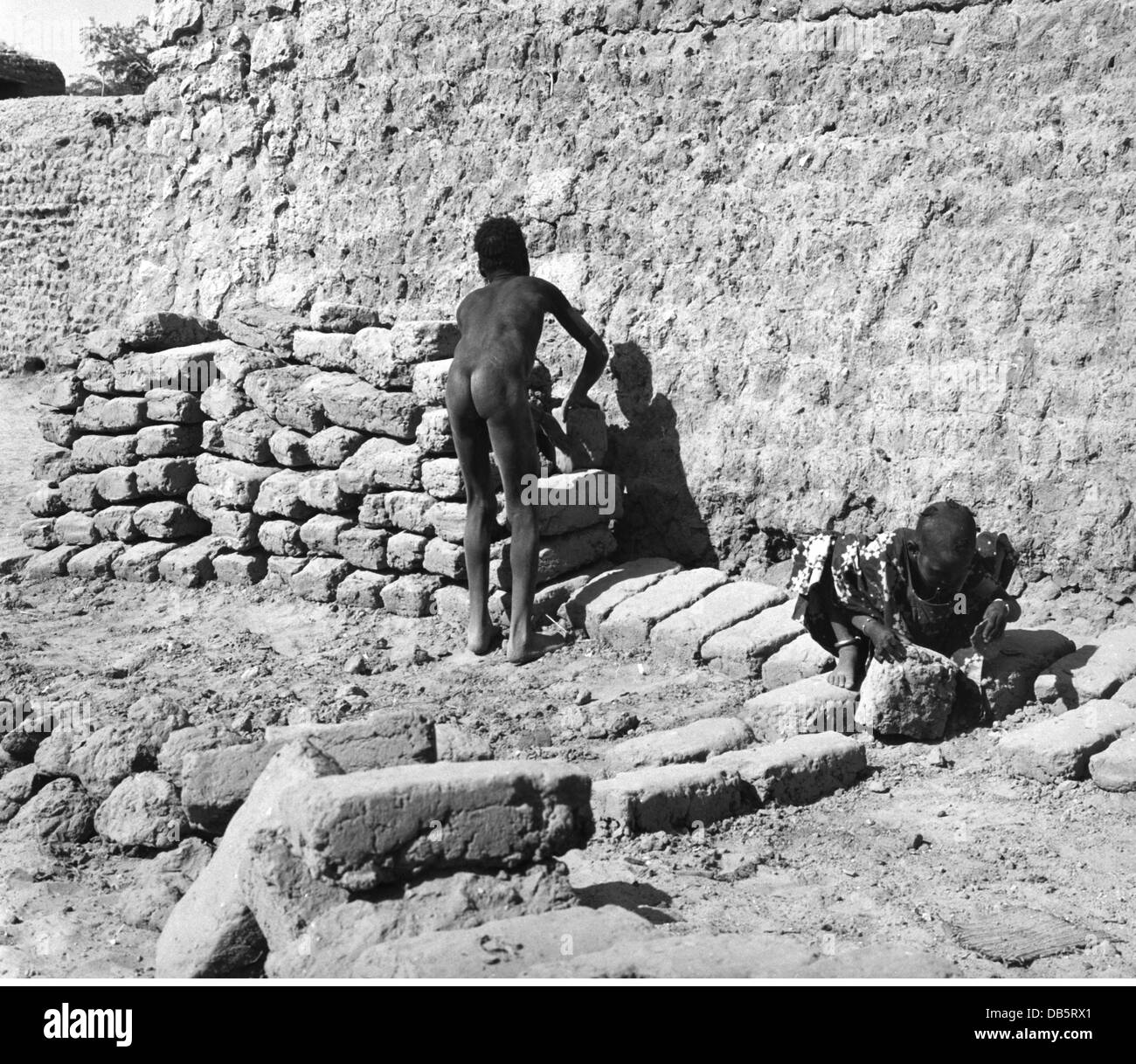 Geografia / viaggio, Sudafrica, persone, due persone native che fanno mattoni di argilla, circa anni '50, diritti aggiuntivi-clearences-non disponibile Foto Stock