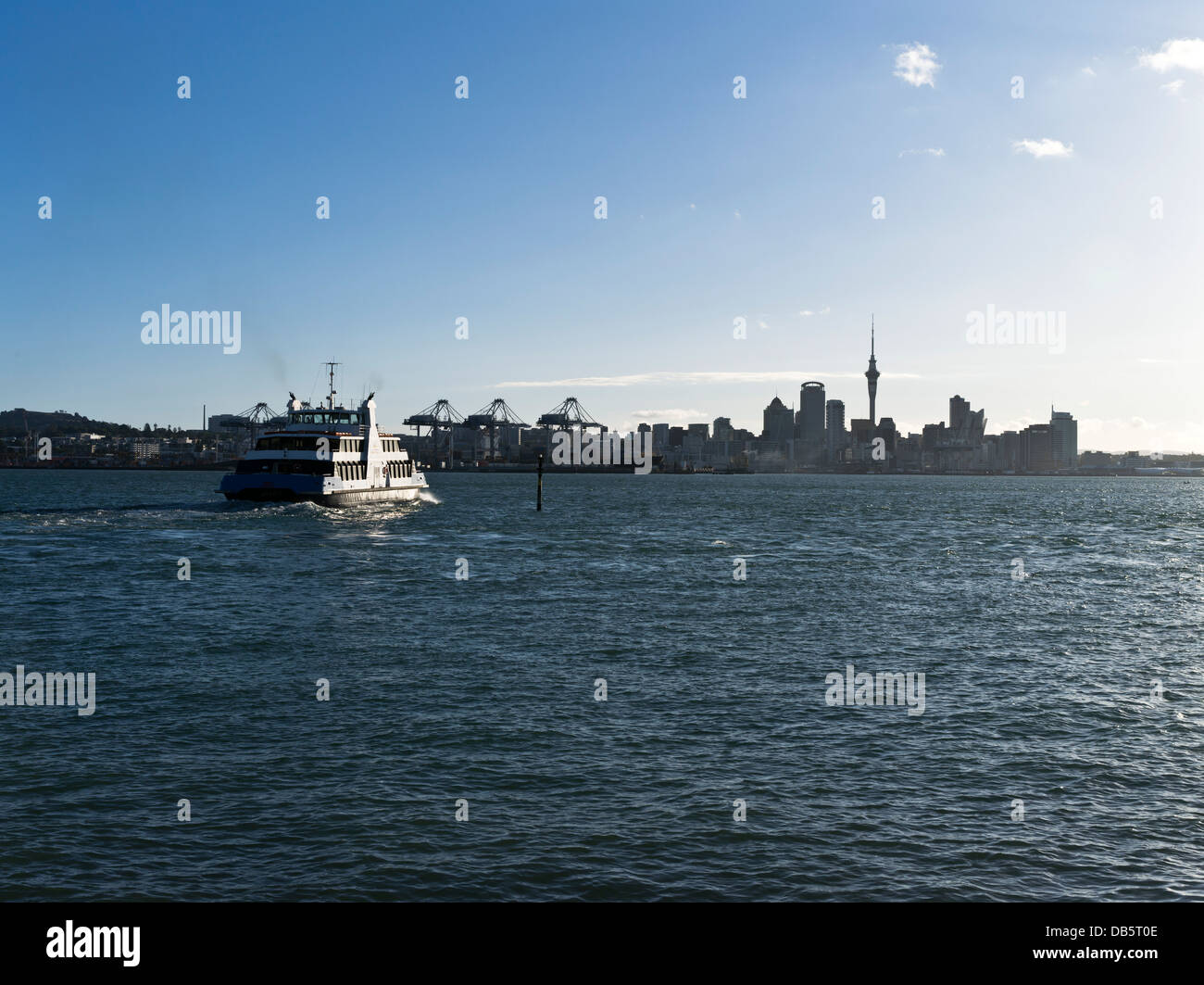 dh Ferry Waitemata Harbour AUCKLAND NEW ZEALAND City skyline Harbour Foto Stock