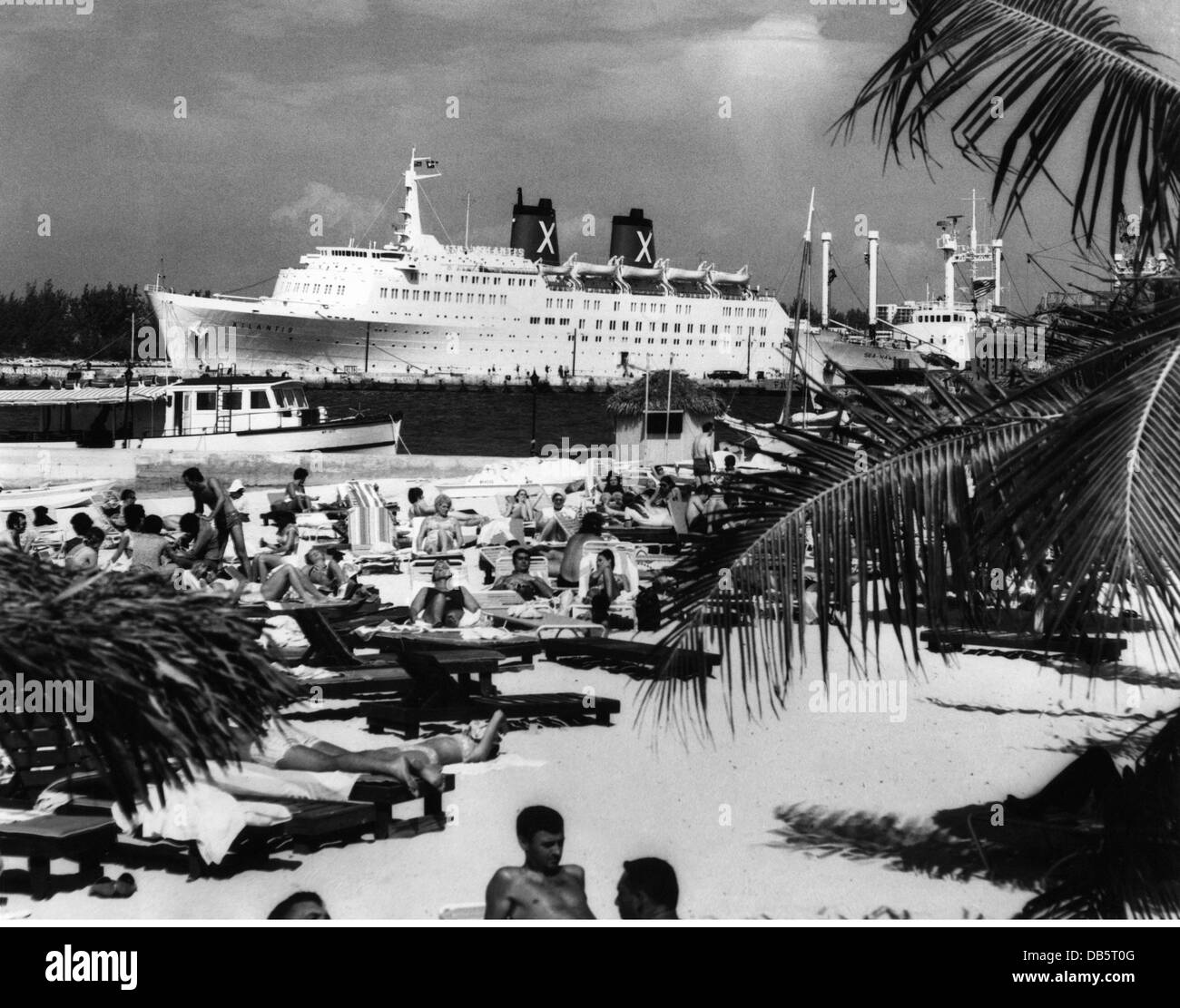 Geografia / viaggio, Bahamas, Nassau, porto, vista della spiaggia e del porto, circa anni '50, diritti aggiuntivi-clearences-non disponibile Foto Stock