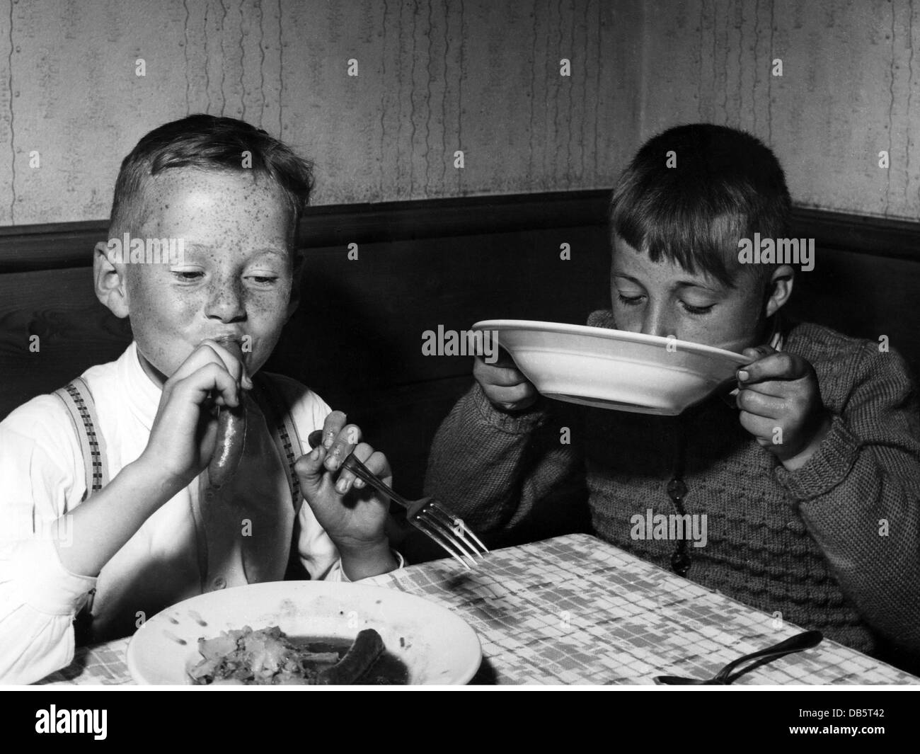 Persone, bambini, mangiare, ragazzi durante il pranzo, anni '50, diritti aggiuntivi-clearences-non disponibile Foto Stock