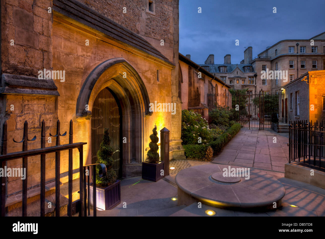 Parzialmente illuminata di notte vista di St Michaels cortile Chiesa Cambridge prese da Trinity Street Foto Stock
