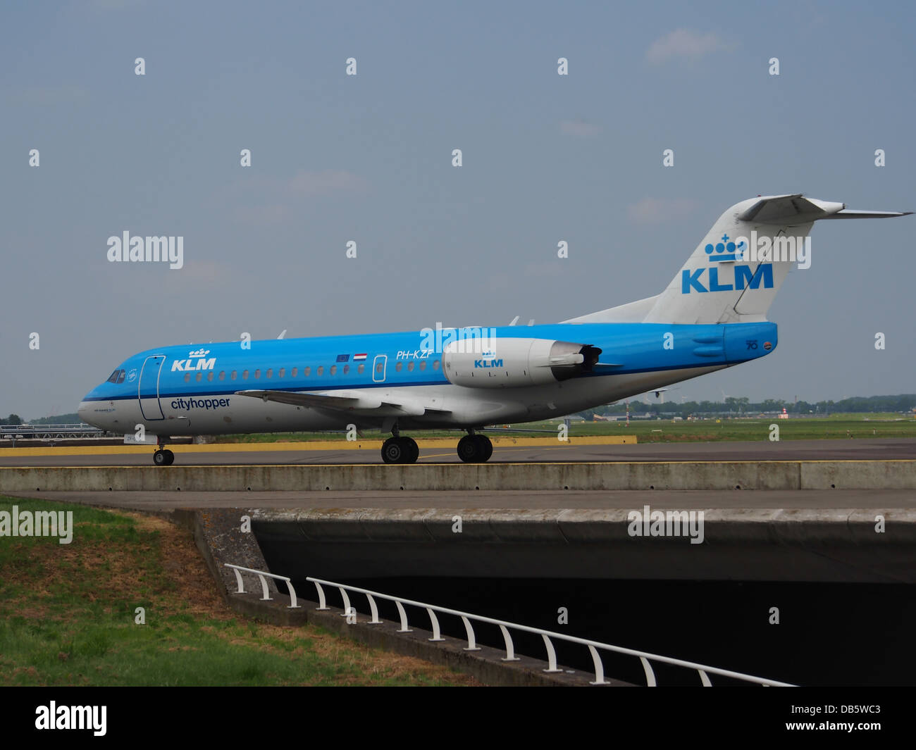 Il KLM Cityhopper Fokker F70, registrazione PH-KZF, è un jet regionale utilizzato da KLM per brevi rotte europee. Nota per l'efficienza del carburante e la tranquillità del funzionamento, la Fokker F70 offre un servizio eccellente sia ai viaggiatori d'affari che ai turisti, operando principalmente dall'aeroporto di Schiphol. Foto Stock