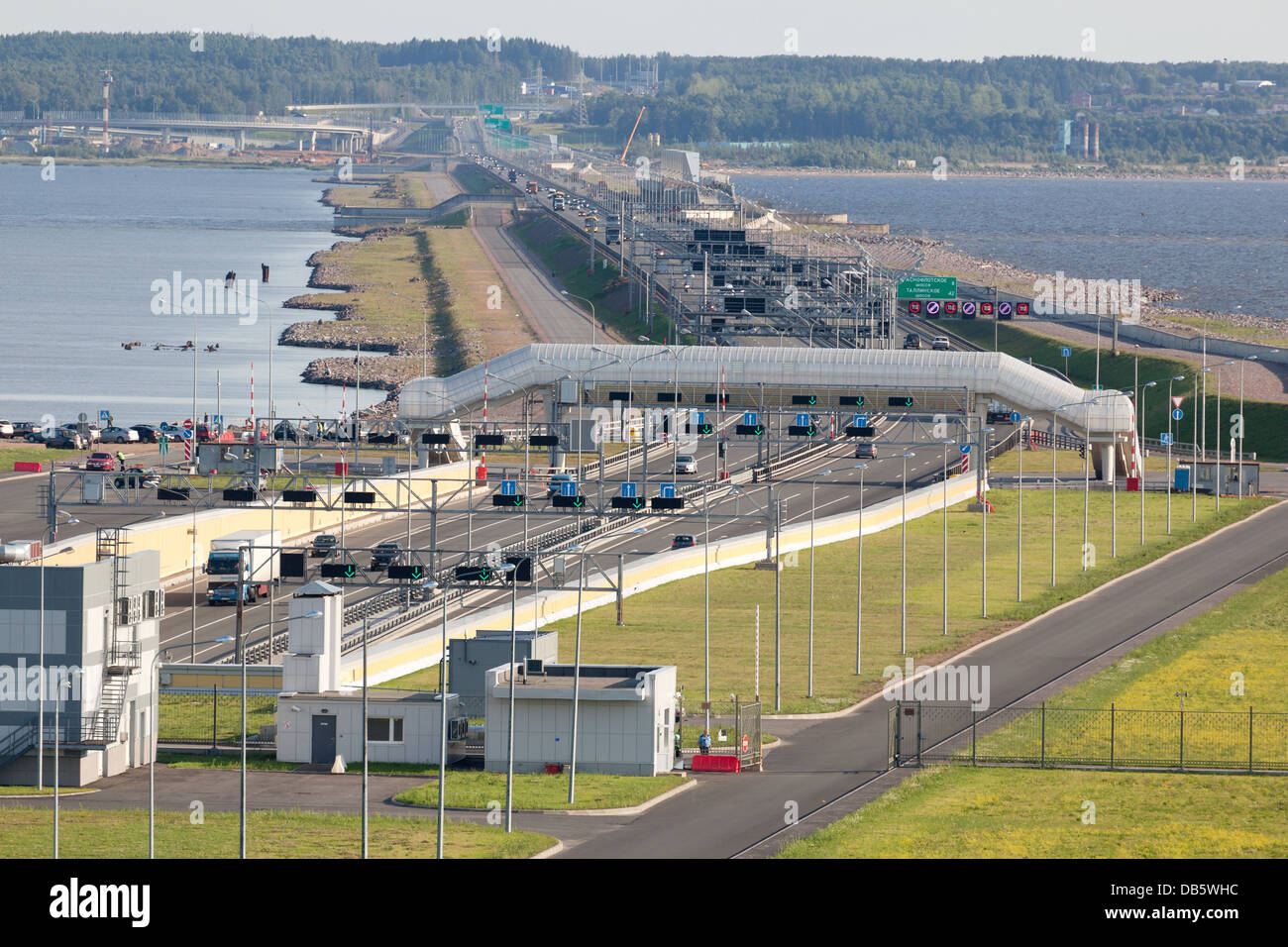 Traffico stradale approccio e tunnel al San Pietroburgo Dam. Il golfo di Finlandia. Foto Stock