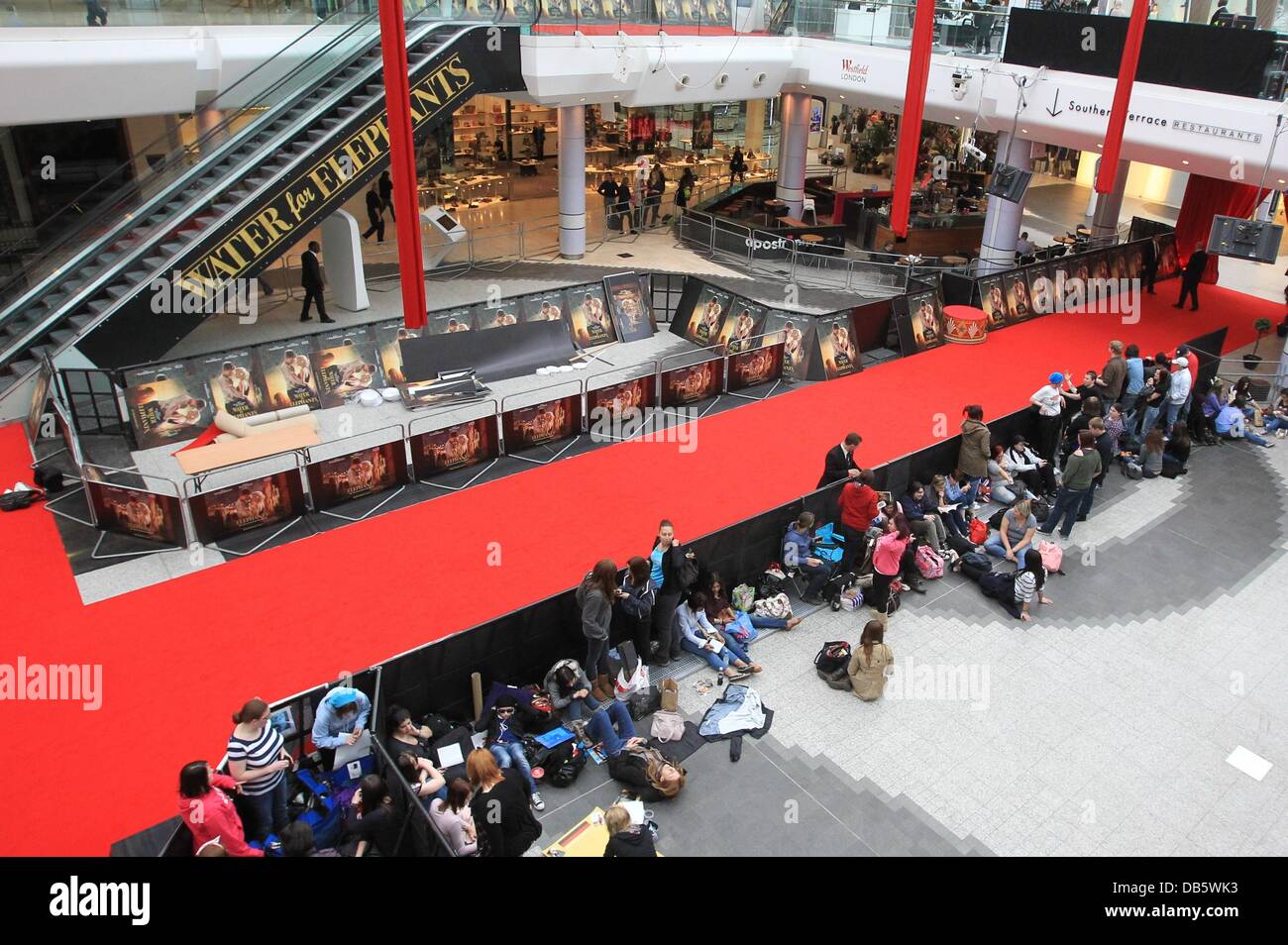 Robert Pattinson fans campeggio al Westfield Shopping Centre in previsione della premiere stasera del suo nuovo film, 'l'acqua per gli elefanti'. Alcuni die-hard fans, da come lontano come l'Italia, sono stati accampati fuori per 32 ore per ottenere un assaggio del loro idolo. Foto Stock