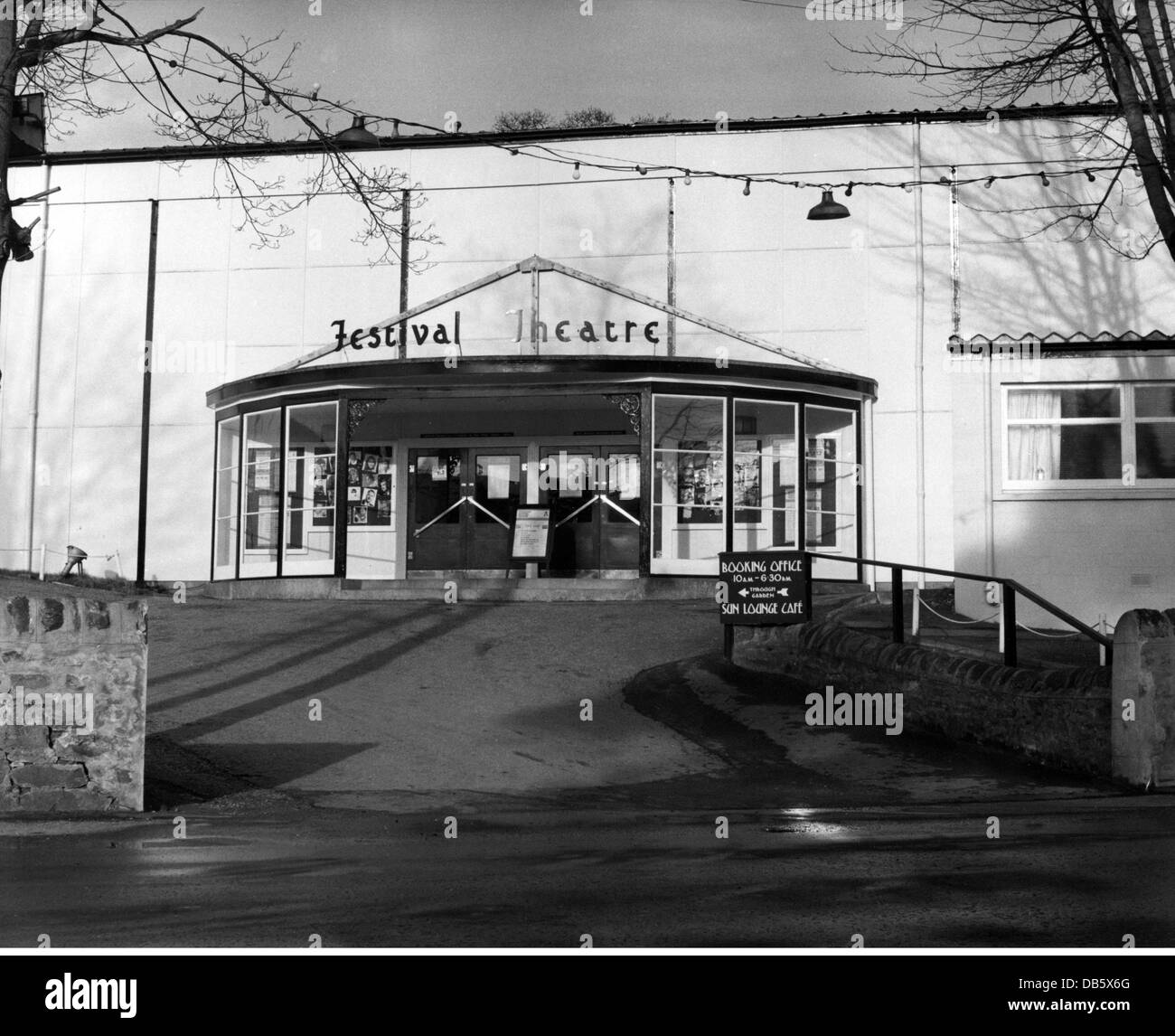 Geografia / viaggio, Gran Bretagna, Perthshire, teatro / teatro, Pitlochry Festival Theatre, vista esterna, anni 60, 60, 20 ° secolo, storico, Europa, Europa occidentale, Scozia, edificio, edifici, architettura, sala festival, sale festival, ingresso principale, ingresso, porta, ingresso, ingresso, ingresso, diritti aggiuntivi-clearences-non disponibile Foto Stock