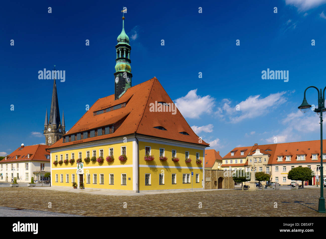 Il mercato con il municipio e San Gertrude chiesa in Neustadt, Saechsische Schweiz-Osterzgebirge, Bassa Sassonia, Germania Foto Stock