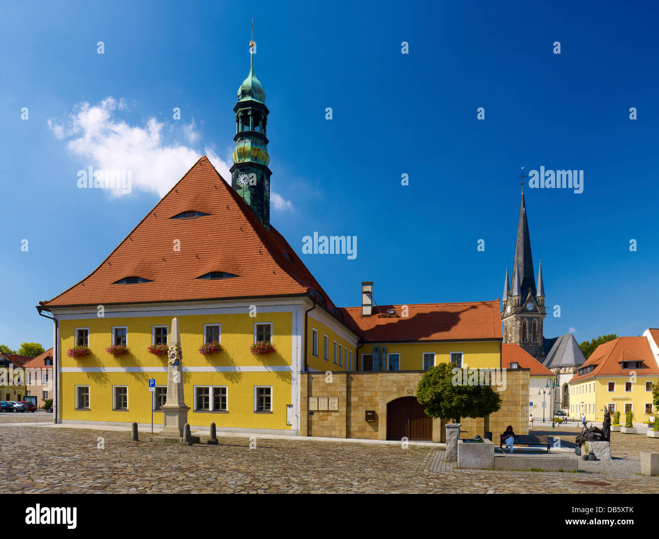 Il mercato con il municipio e San Gertrude chiesa in Neustadt, Saechsische Schweiz-Osterzgebirge, Bassa Sassonia, Germania Foto Stock