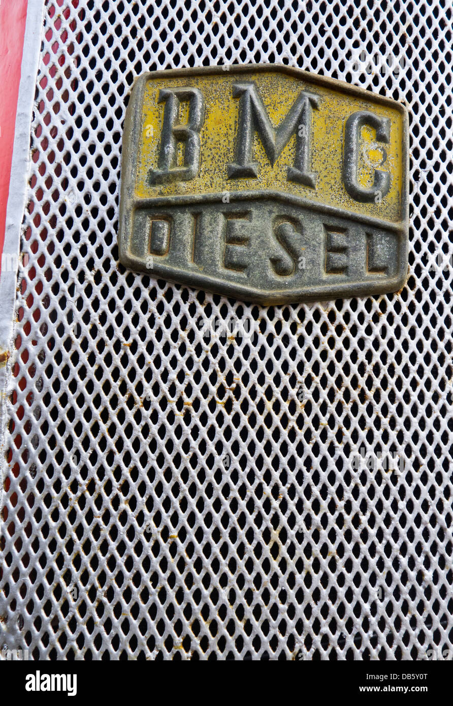 Logo sulla griglia anteriore di un vecchio trattore "BMC" DIESEL. Foto Stock