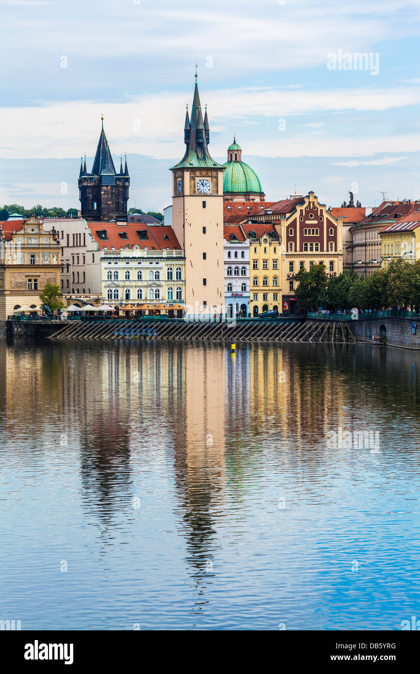 Praga è vecchia architettura riflessi nell'acqua del fiume Vltava o Moldau. Foto Stock