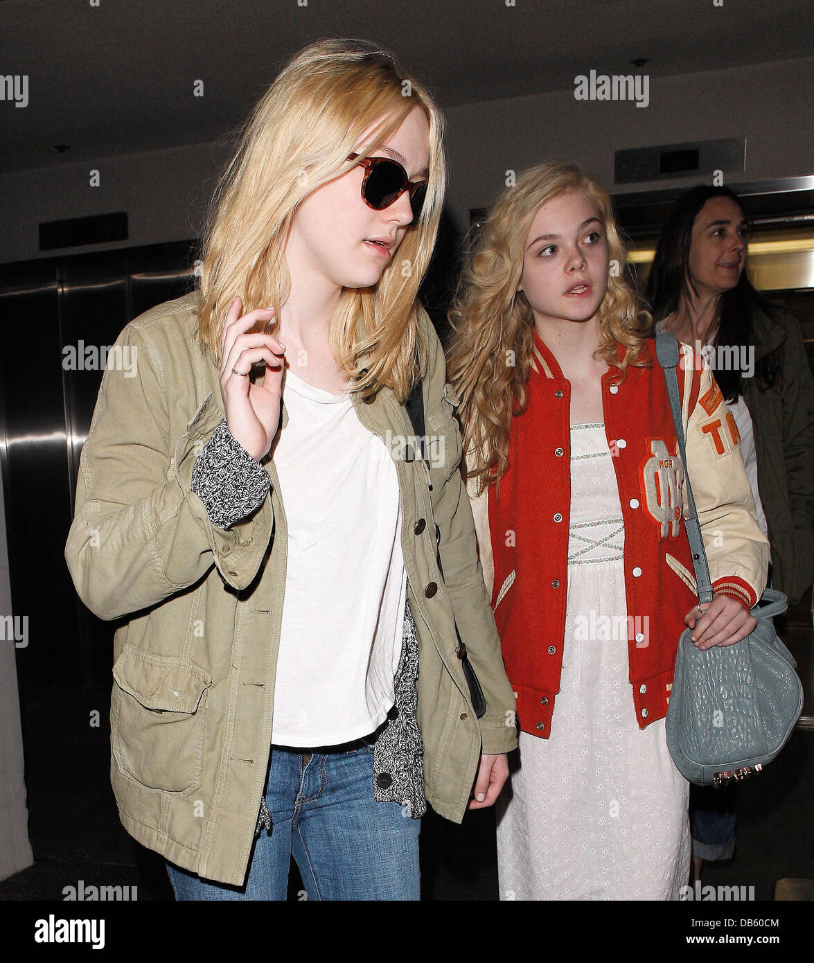 Dakota Fanning e Elle Fanning arrivando a LAX Los Angeles, California - 03.05.11 Foto Stock