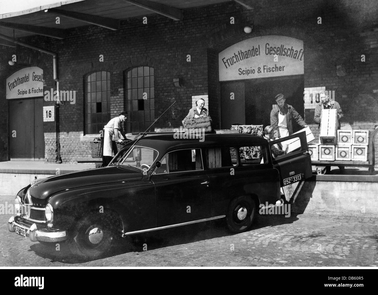 Trasporto / trasporto, auto, veicoli varianti, Borgward Hansa 1500 station wagon, Scipio und Fischer Fruit Company, Brema, circa 1950, diritti aggiuntivi-clearences-non disponibile Foto Stock