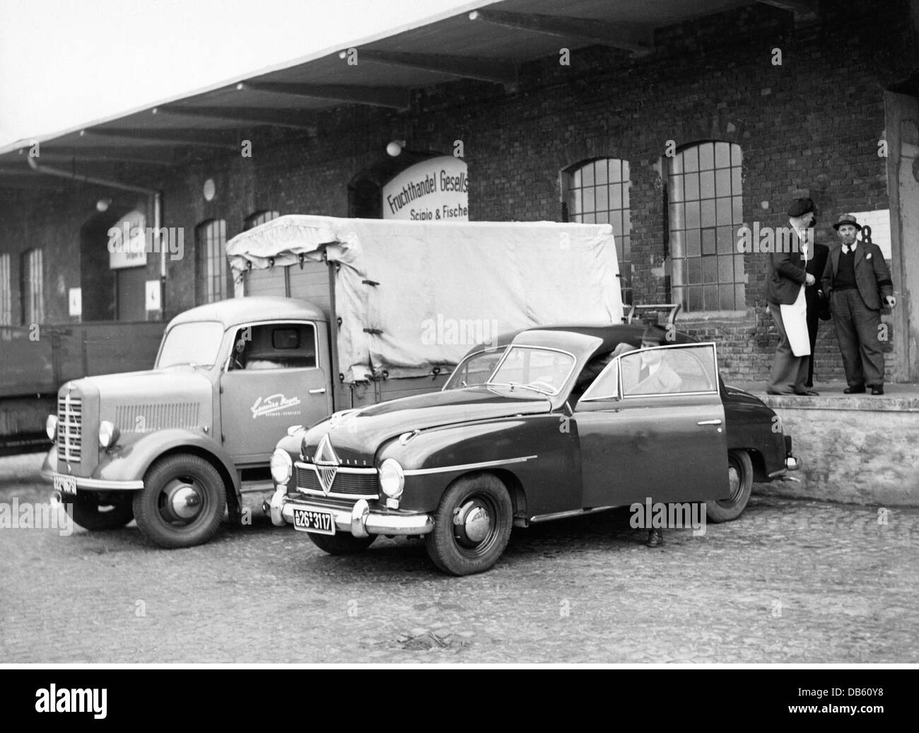Trasporto / trasporto, auto, veicoli varianti, Borgward Hansa 1800 e camion 1250, Scipio und Fischer Fruit Company, Brema, 1950, auto, consegna, cibo, commercio, boss, Germania occidentale, 20 ° secolo, storico, storico, persone, anni '50, diritti aggiuntivi-clearences-non disponibile Foto Stock