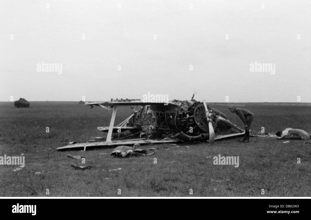 Eventi, seconda guerra mondiale / seconda guerra mondiale, Unione Sovietica, estate 1941, distrutto biplano sovietico aereo da combattimento Polikarpov i-153, Ucraina, Gruppo militare tedesco Sud, diritti aggiuntivi-clearences-non disponibile Foto Stock