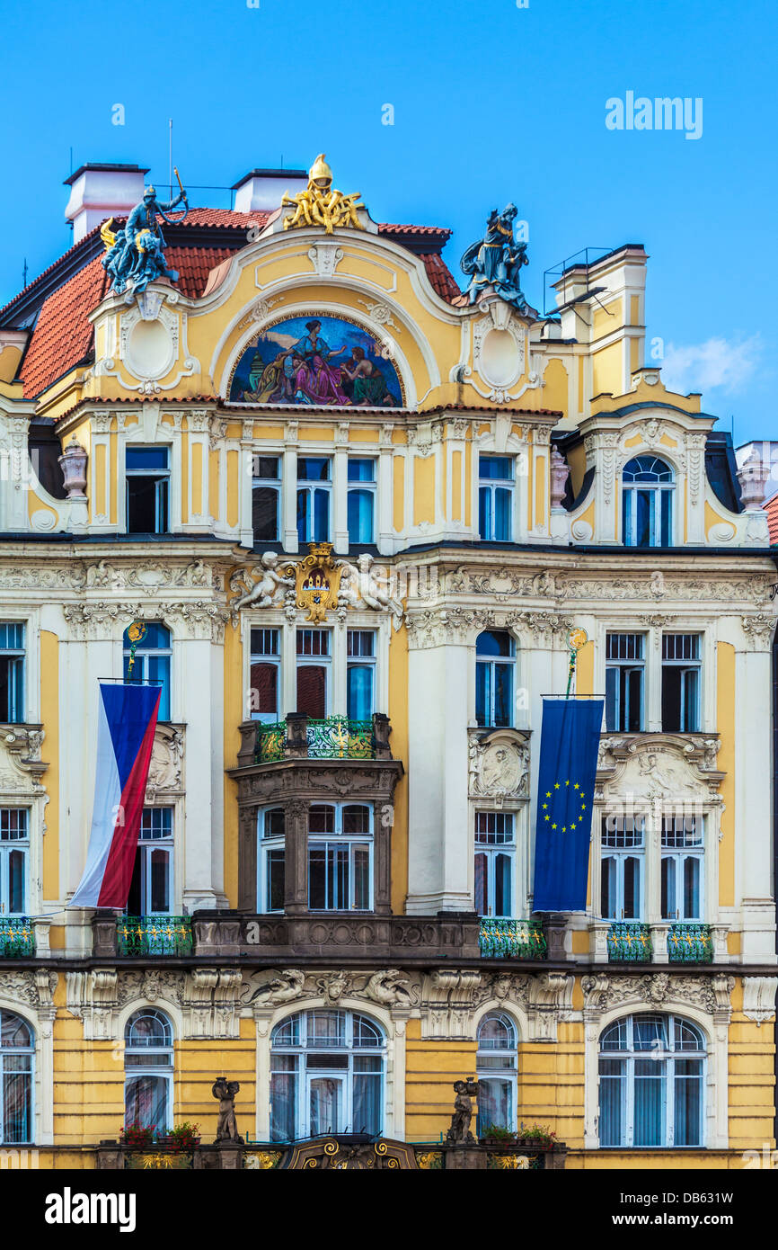 La facciata in Art Nouveau, del Ministero dello sviluppo regionale in Piazza della Città Vecchia, Praga, Praha. Foto Stock