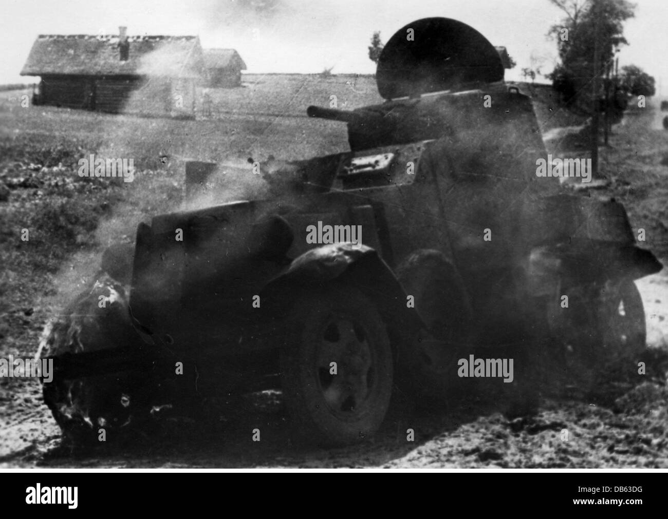 Eventi, seconda guerra mondiale / seconda guerra mondiale, Unione Sovietica, operazione Barbarossa (invasione tedesca dell'Unione Sovietica), Centro del Gruppo Armata, Bielorussia, combustione di auto blindate sovietiche BA-10, vicino a Dzisna sul fiume Daugava, 3.7.1941, diritti aggiuntivi-clearences-non disponibile Foto Stock