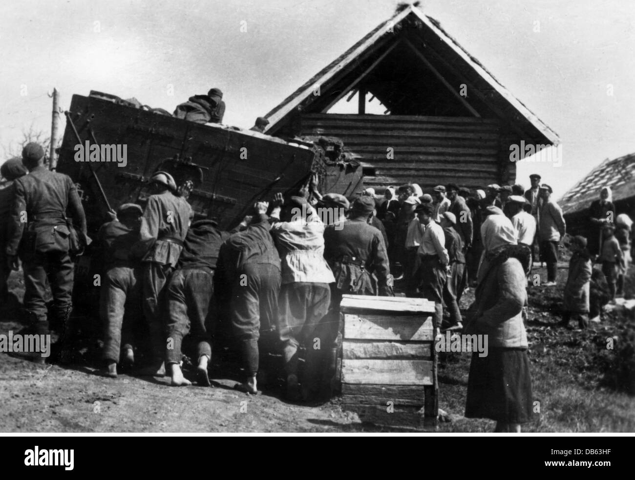 Eventi, seconda guerra mondiale / seconda guerra mondiale, Unione Sovietica, operazione 'Barbarossaa' (invasione tedesca dell'Unione Sovietica), Centro del Gruppo dell'Esercito, Bielorussia, civili aiutano a spingere un camion della diciannovesima Divisione tedesca Panzer su una strada, estate 1941, diritti aggiuntivi-clearences-non disponibili Foto Stock