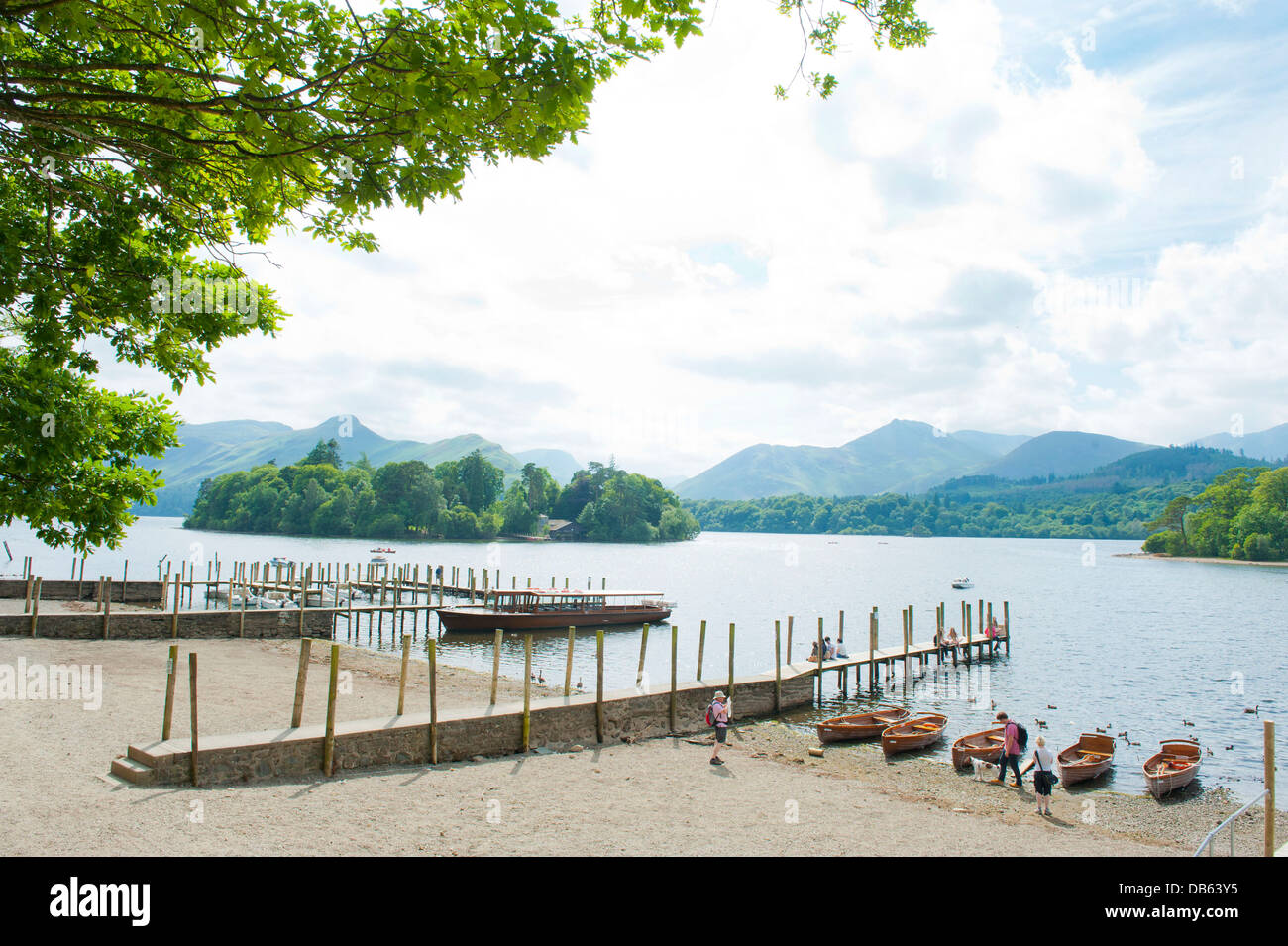 Le rive di Derwentwater in Keswick, Lake District che mostra il pontile e barche e The Borrowdale Fells. Foto Stock