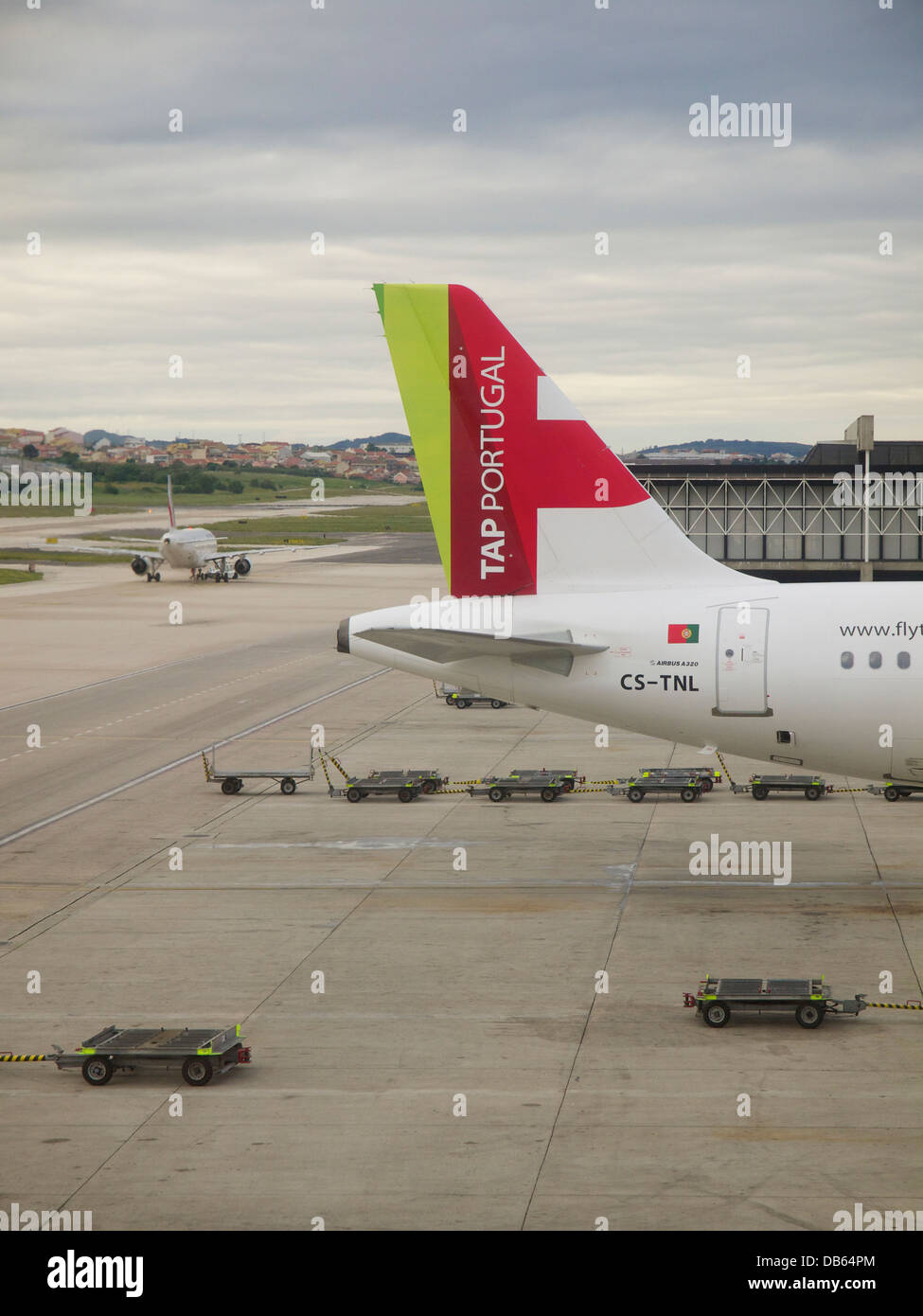 Coda di un TAP Portugal Airbus in aereo l'aeroporto di Lisbona, Portogallo Foto Stock