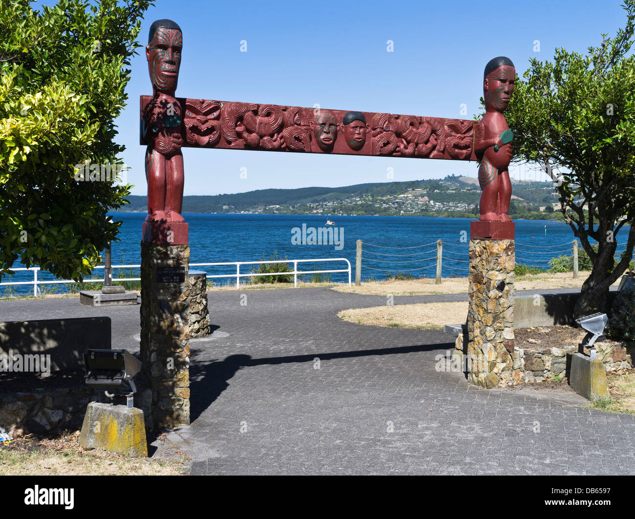 Dh Lago Taupo Taupo, Nuova Zelanda Lago Taupo scolpito gate Maori carving Foto Stock