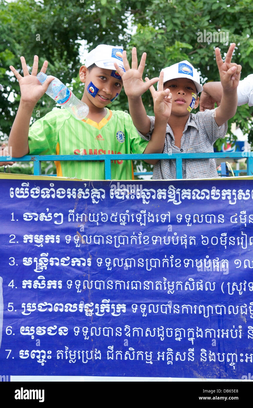 Phnom Penh Cambogia in luglio. 24th, 2013. Sam Rainsy sostenitori che mostra #7 (Sam Rainsy è #7 nell'elezione). Sam Rainsy è stato in auto-esilio in Francia dal 2009. Egli era stato concesso un regale perdono dal Re di Cambogia e restituito alla Cambogia su luglio 19th, 2013. Credito: Kraig Lieb / Alamy Live News Foto Stock