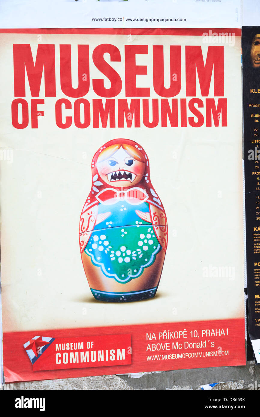 Poster pubblicitari il museo del comunismo a Praga Foto Stock