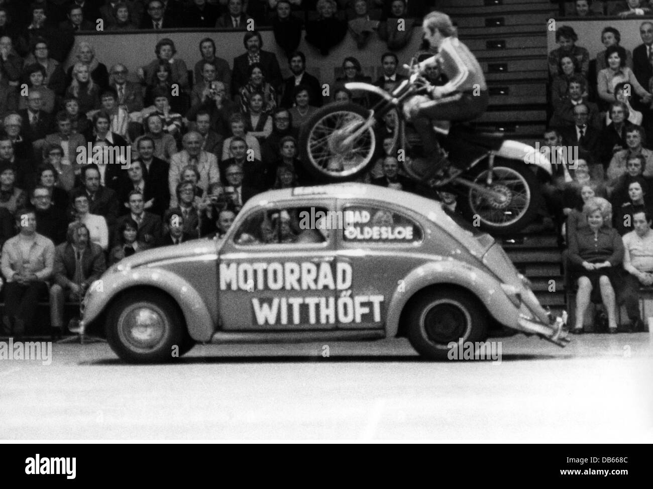 Trasporto / trasporto, moto, spettacolo, Rolf Witthöfft Guida con una moto fuoristrada su un betle VW, 1972, diritti-aggiuntivi-clearance-non disponibile Foto Stock