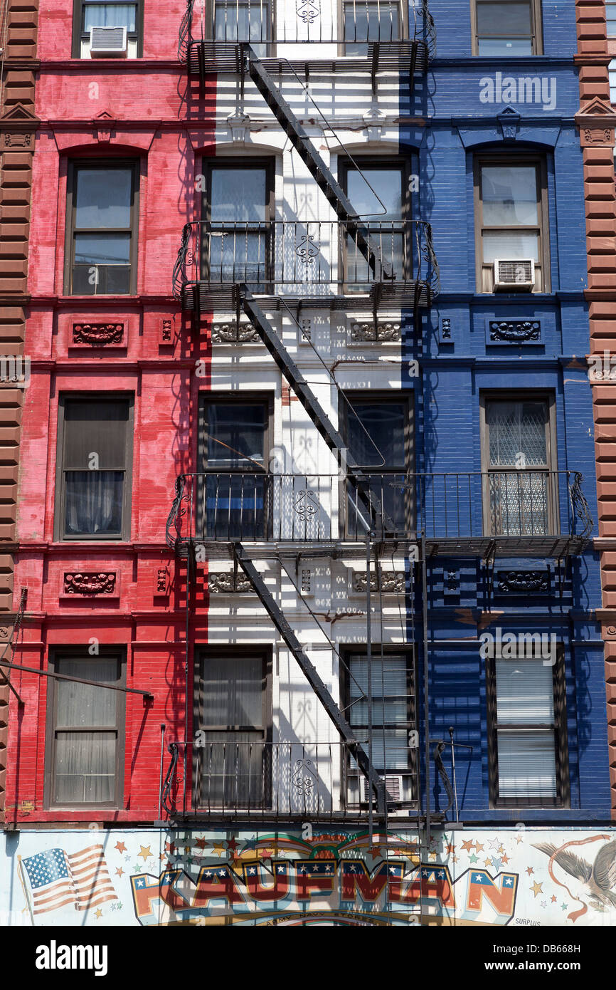 Appartamento colorati edifici con fuoco sfugge nella città di New York Foto Stock