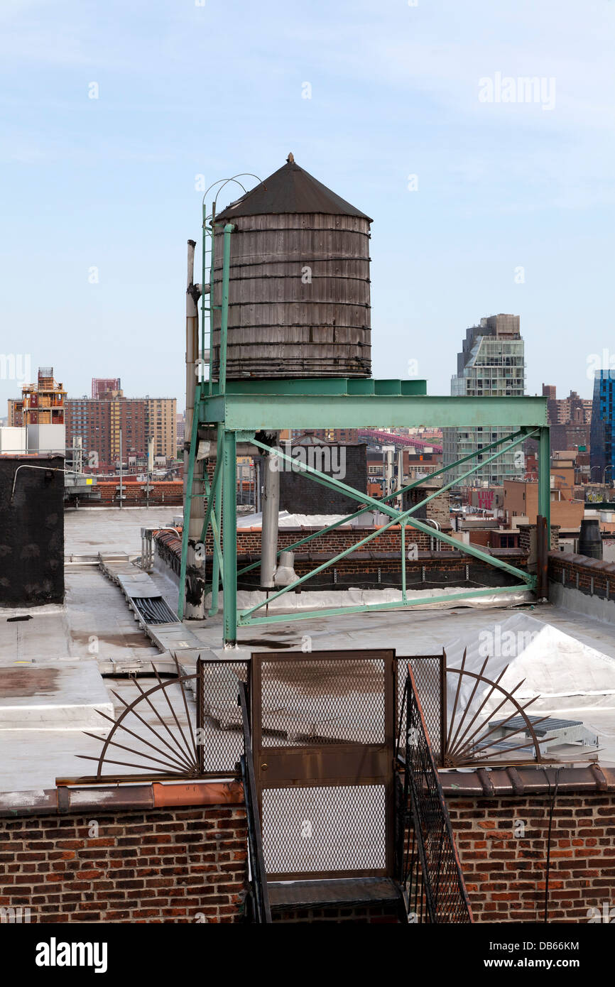 Serbatoio di accumulo dell'acqua su un tetto nella città di New York Foto Stock