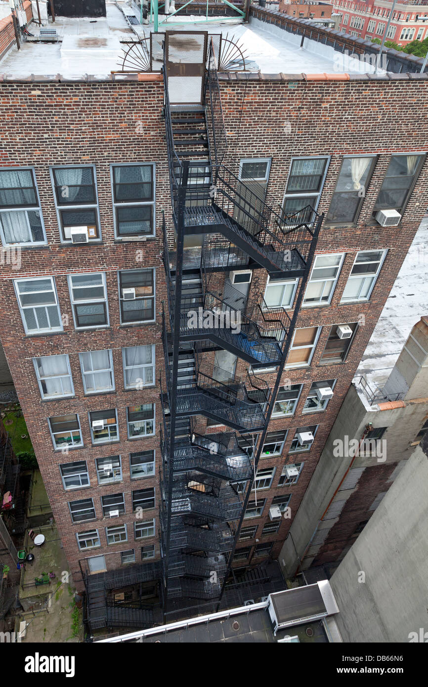 Alto edificio di appartamenti con il fuoco sfugge visto da sopra nella città di New York Foto Stock