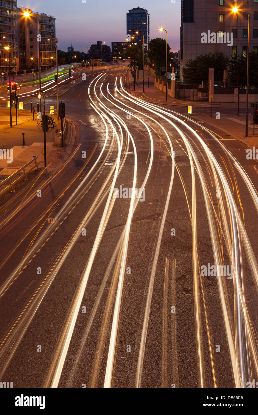 Il traffico di notte,Vauxhall,Londra,Inghilterra Foto Stock
