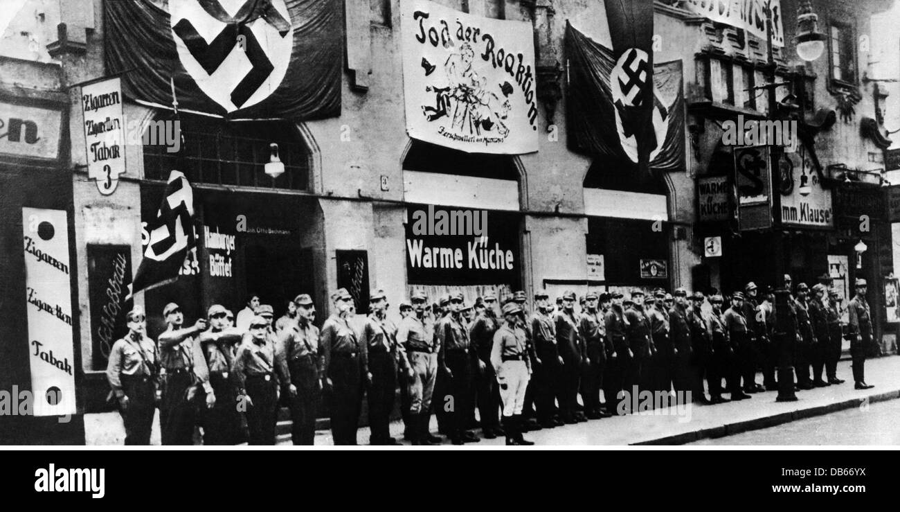 Nazional socialismo, organizzazioni, Sturmabteilung (SA), SA storm davanti ad un ufficio del partito NSDAP, Berlino, ottobre 1932, Additional-Rights-Clearences-Not Available Foto Stock