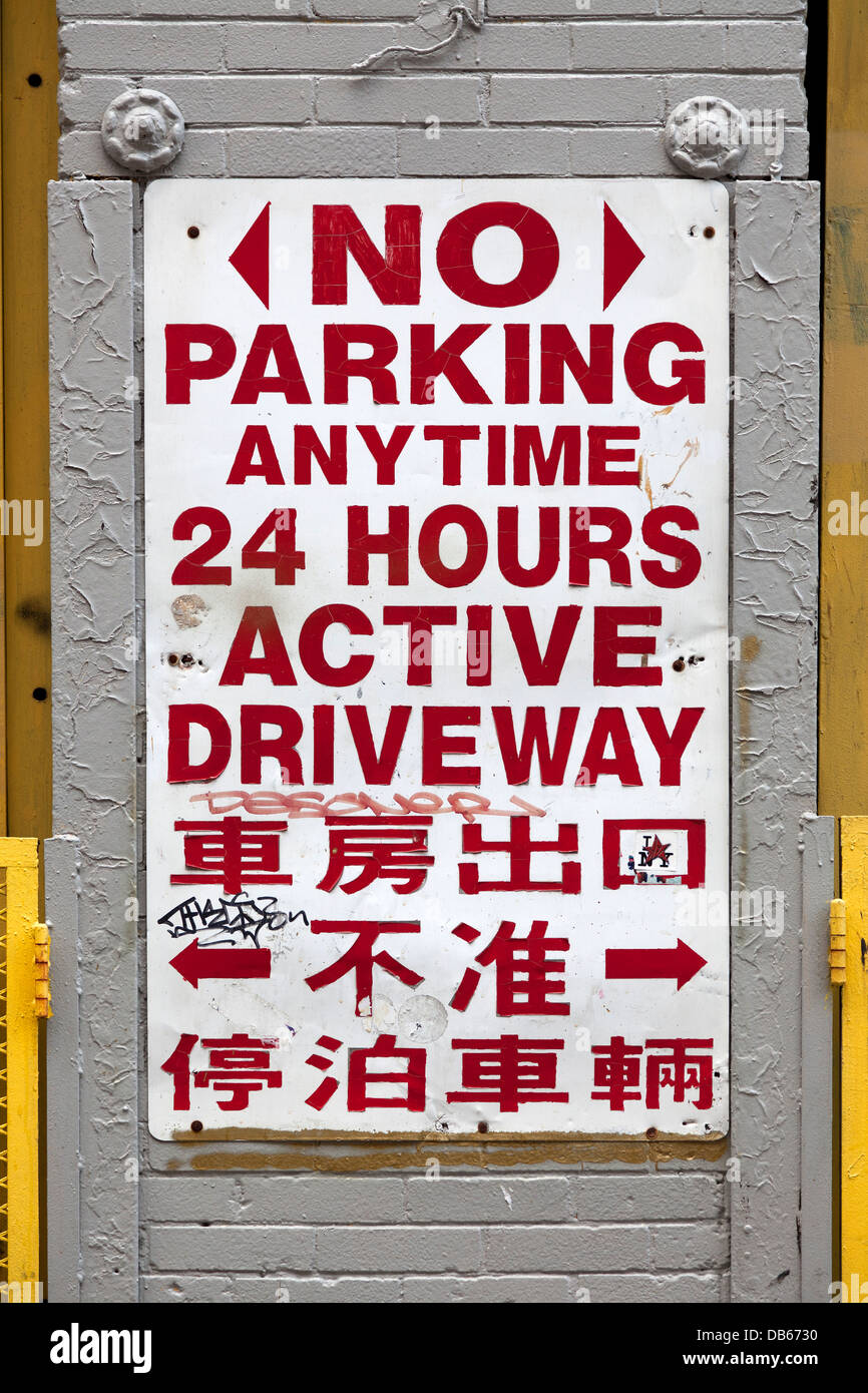 Nessun segno di parcheggio in inglese e in lingua cinese nella città di New York Foto Stock