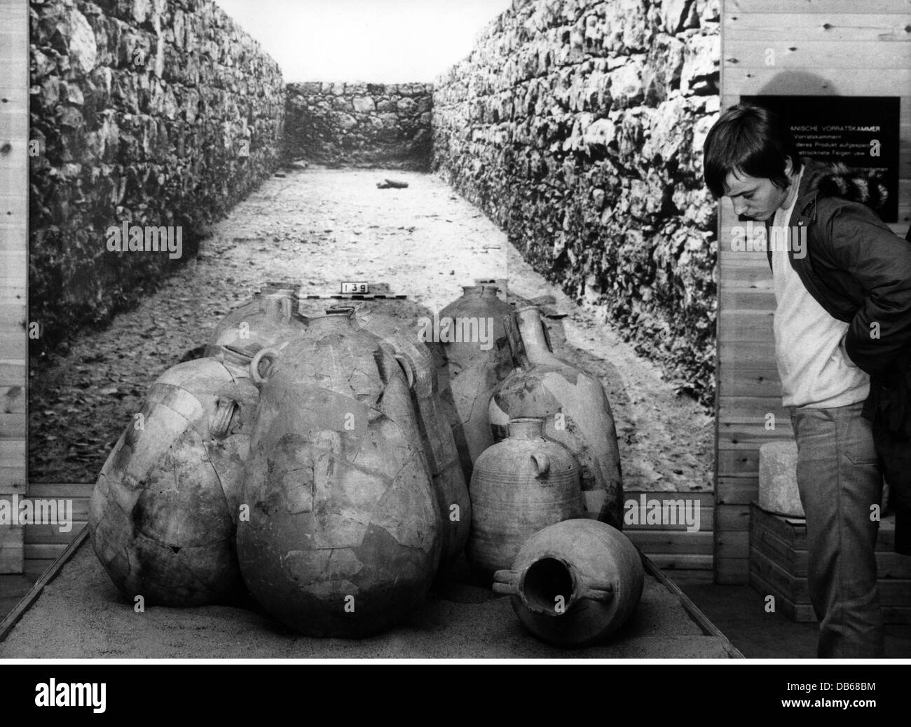 archeologia, Massada mostra, brocche di argilla, chiesa di San Paolo, Francoforte sul meno, 7.11.1970, diritti aggiuntivi-clearences-non disponibile Foto Stock