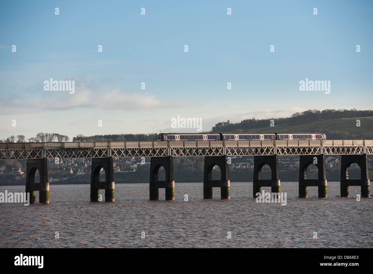 Primo treno Scotrail attraversando il Tay Rail Bridge spanning Firth of Tay, Scozia. Foto Stock
