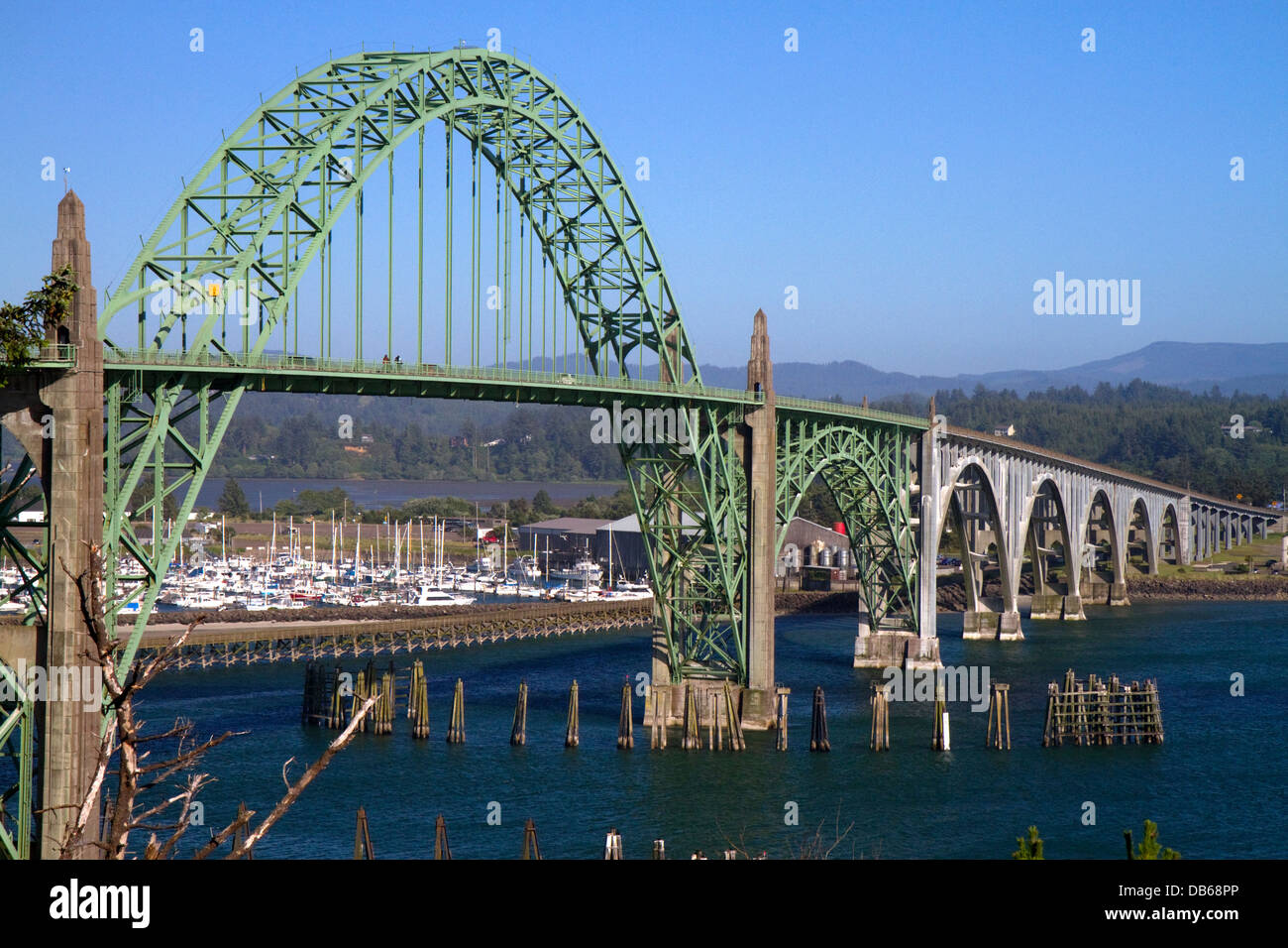 Yaquina Bay Bridge spanning Il Yaquina Bay a Newport, Oregon, Stati Uniti d'America. Foto Stock