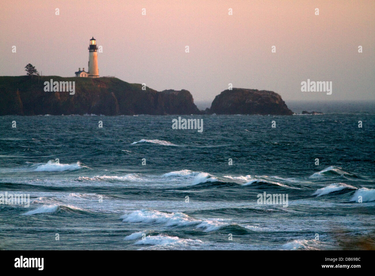 Yaquina capo Luce situata vicino a Newport a Yaquina Capo, Oregon, Stati Uniti d'America. Foto Stock