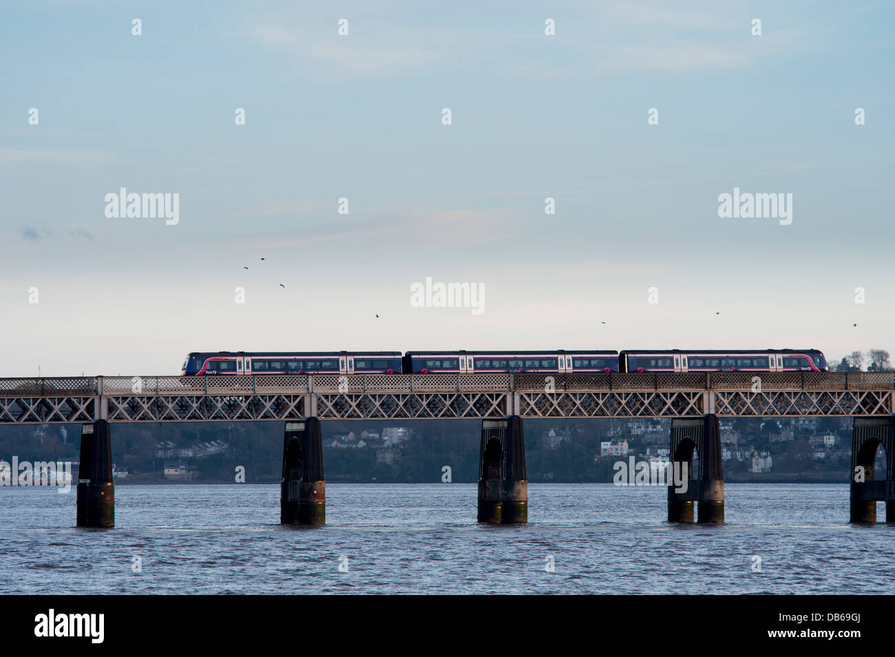 Primo treno Scotrail attraversando il Tay Rail Bridge spanning Firth of Tay, Scozia. Foto Stock