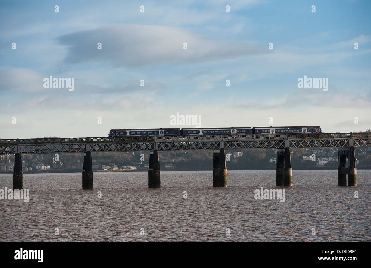 Primo treno Scotrail attraversando il Tay Rail Bridge spanning Firth of Tay, Scozia. Foto Stock