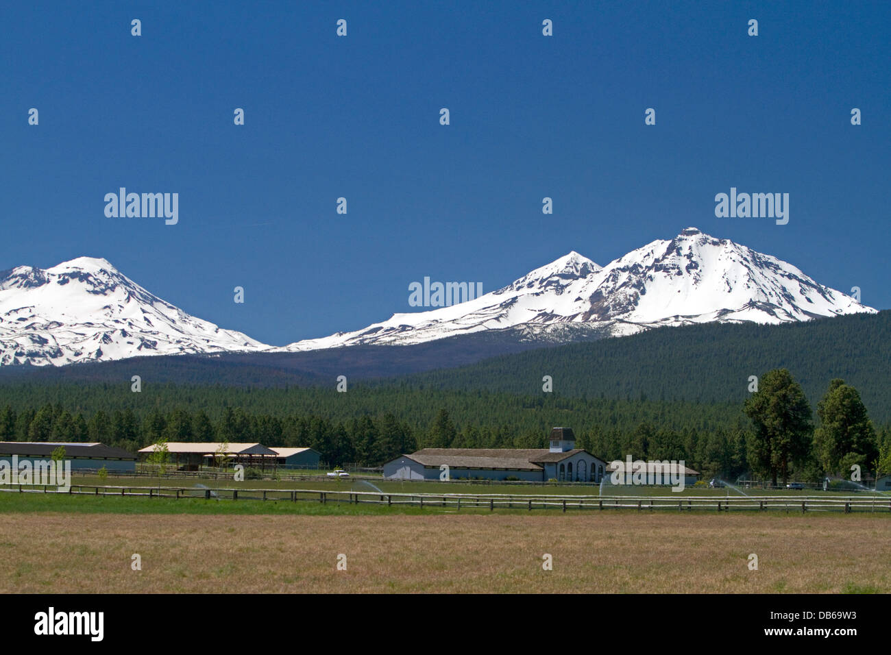Le tre sorelle montagne lungo U.S. Route 20 presso le suore, Oregon, Stati Uniti d'America. Foto Stock