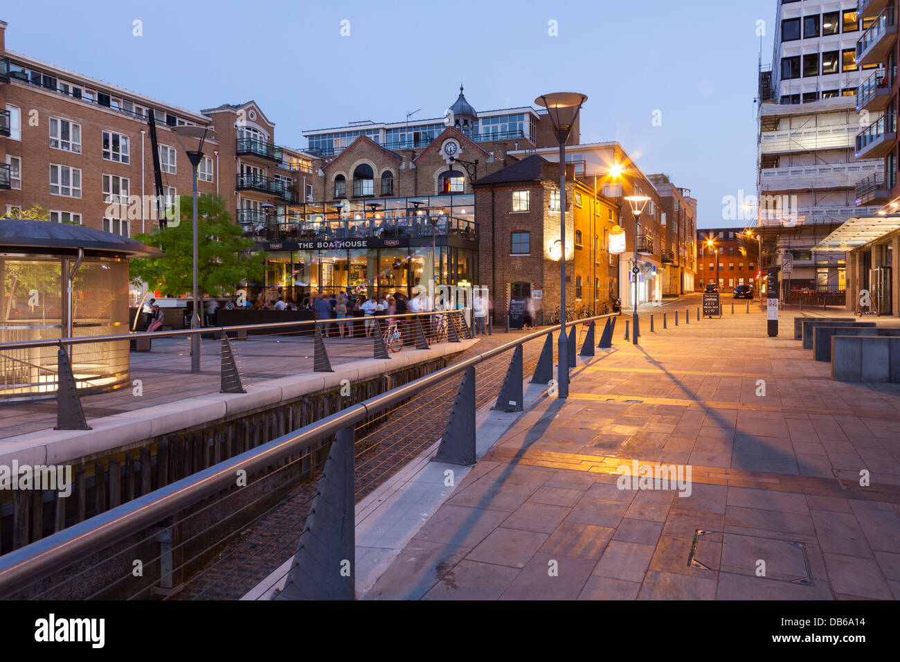 Il Boathouse pub di notte per Putney Riverside,Londra,Inghilterra Foto Stock