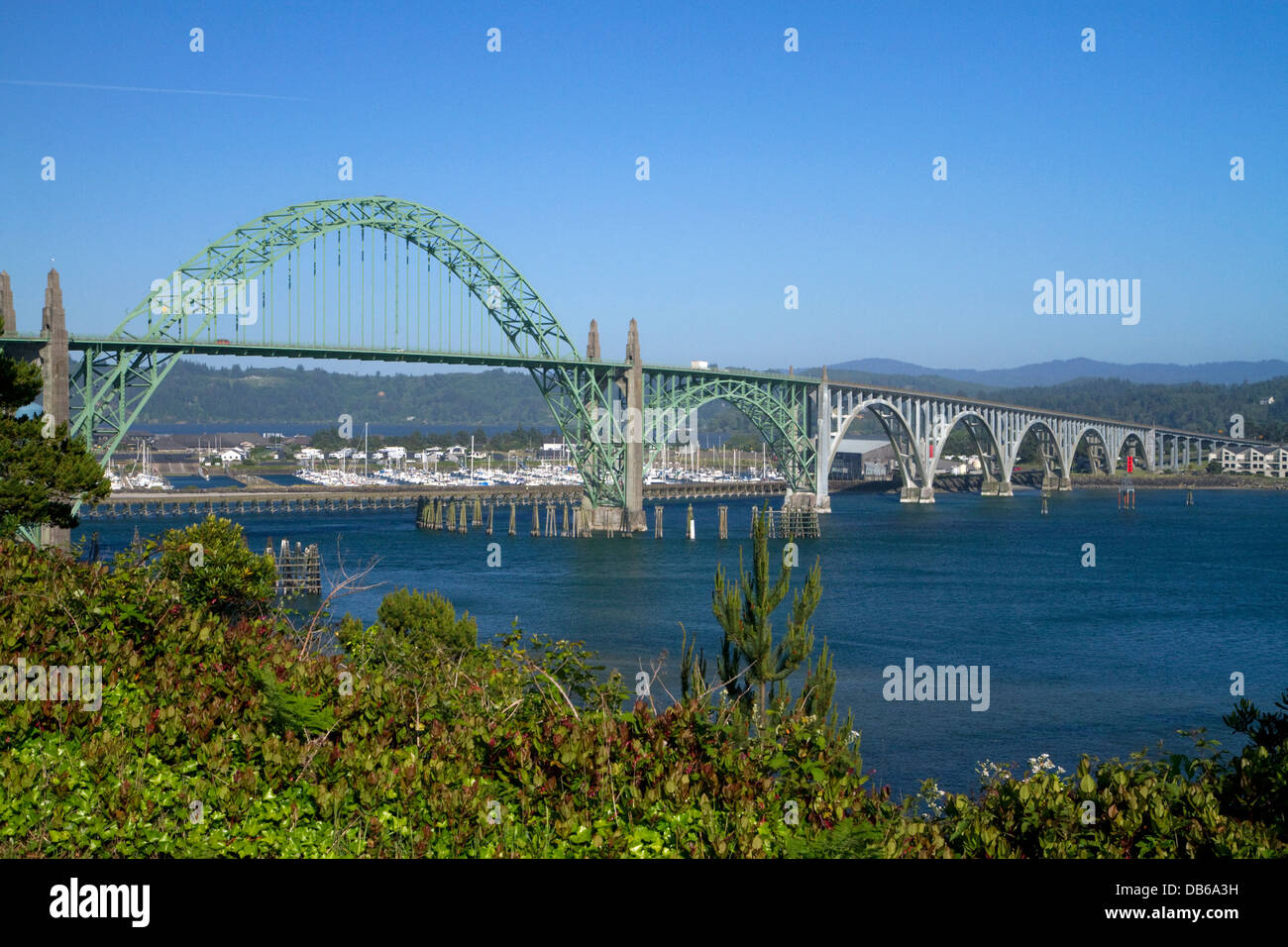 Yaquina Bay Bridge spanning Il Yaquina Bay a Newport, Oregon, Stati Uniti d'America. Foto Stock